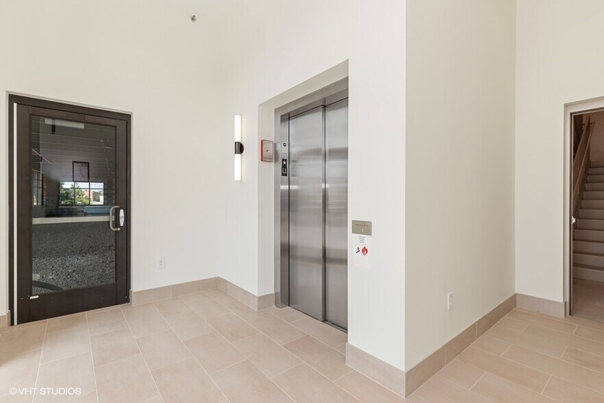 More Photos Of 440 E Hawley St, Mundelein Storefront Retail Office For Lease