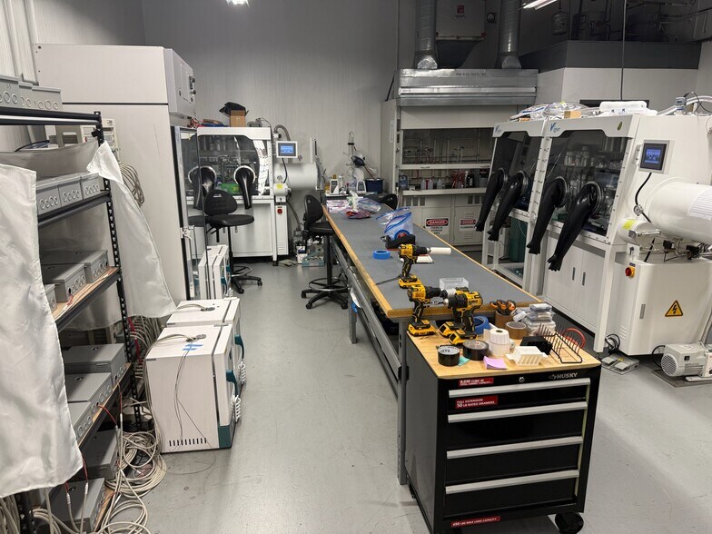 More Photos Of 150 New Boston St, Woburn Research And Development For Lease