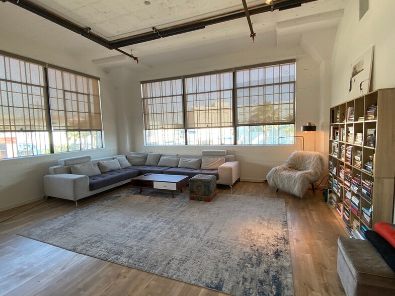 More Photos Of 405 Towne Ave, Los Angeles Showroom For Sale