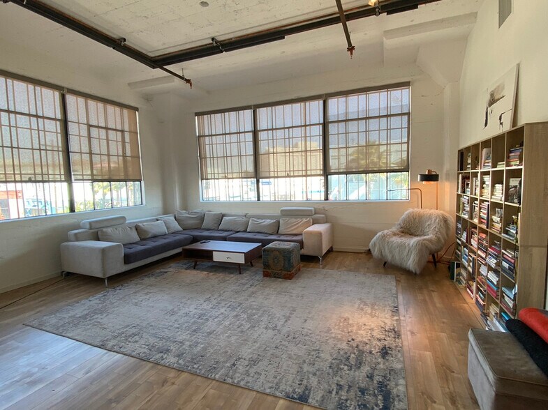 More Photos Of 405 Towne Ave, Los Angeles Showroom For Lease