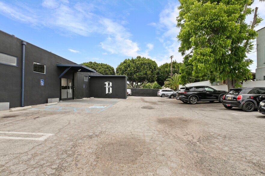 More Photos Of 1604 Venice Blvd, Los Angeles Showroom For Lease