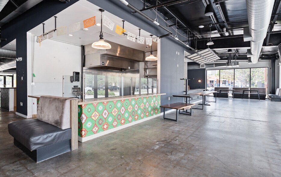 More Photos Of 606 Dennis St, Houston Storefront For Sale