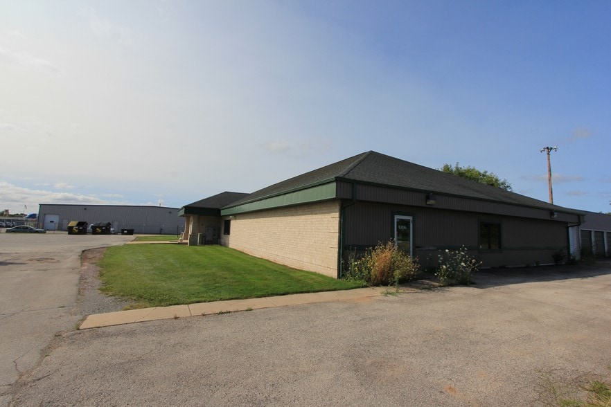 More Photos Of 1358 Mid Valley Dr, De Pere Freestanding For Lease