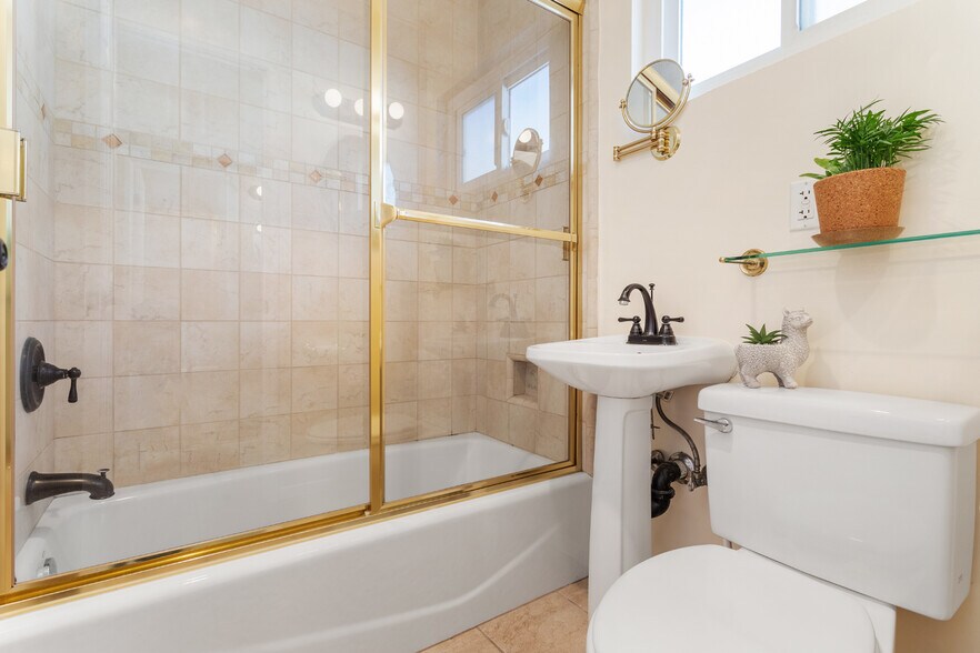 More Photos Of 1150 W 29th St, Los Angeles Apartments For Sale
