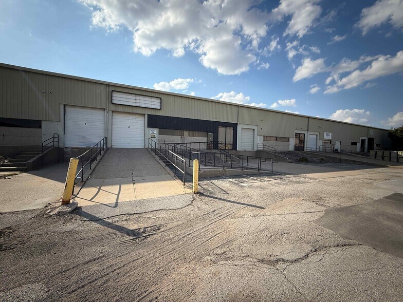 More Photos Of 937 E 53rd St, Davenport Warehouse For Lease
