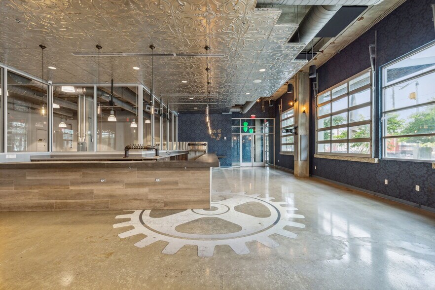 More Photos Of 340 Singleton Blvd, Dallas Restaurant For Lease