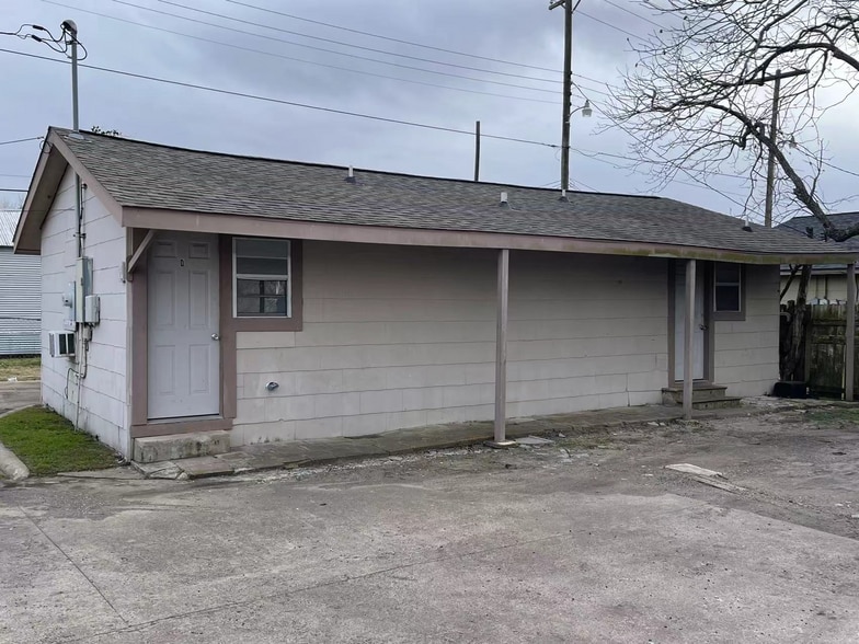 More Photos Of 405 W Jackson St, El Campo Hotel For Sale