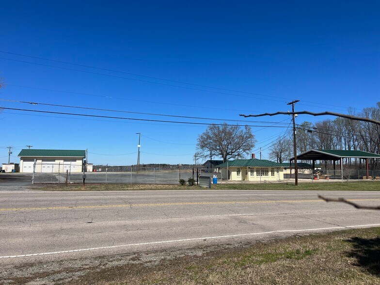 More Photos Of 1625 N US Highway 29, Salisbury Flex For Sale