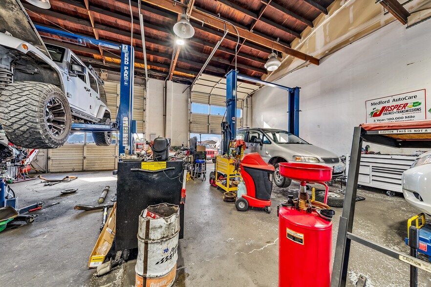 More Photos Of 3811 Crater Lake Hwy, Medford Warehouse For Sale
