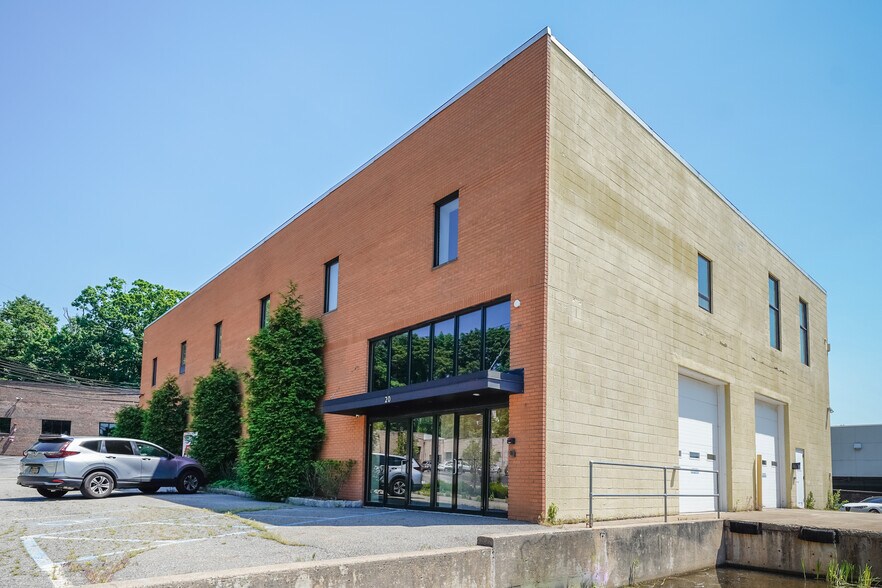 More Photos Of 20 Industrial Ave, Upper Saddle River Warehouse For Lease