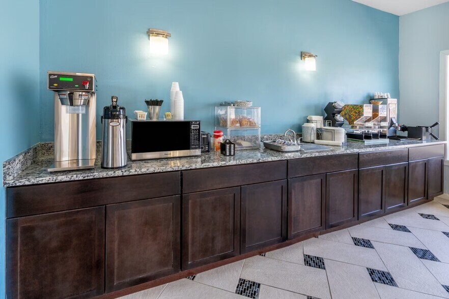 More Photos Of 903 Main St, Delta Hotel For Sale