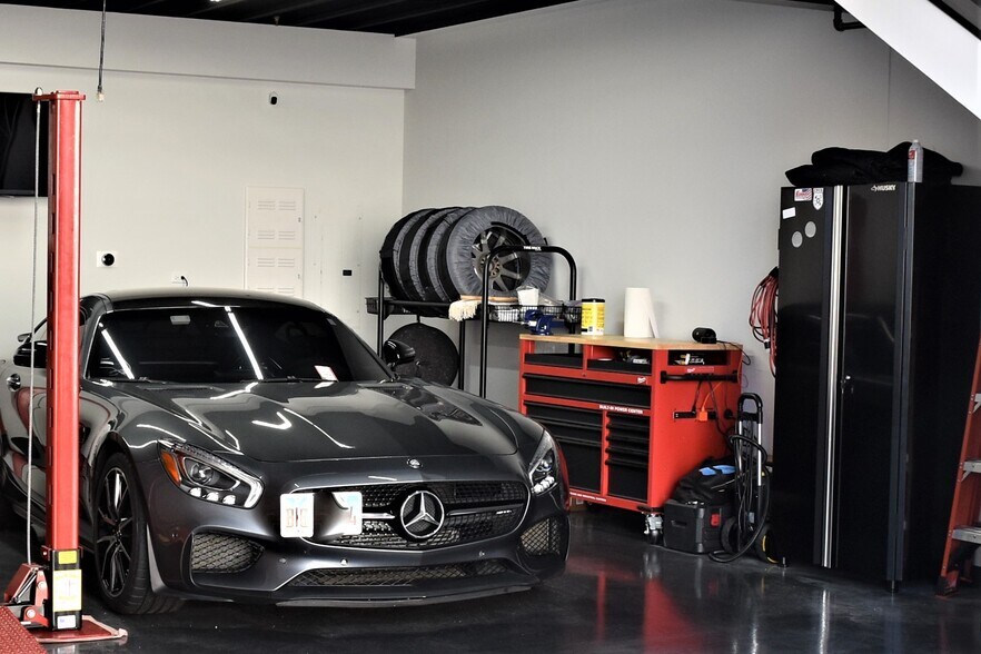 More Photos Of 2108-2260 Ferry Rd, Naperville Showroom For Sale