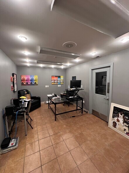 More Photos Of 6926 E 16th St, Indianapolis Auto Repair For Lease