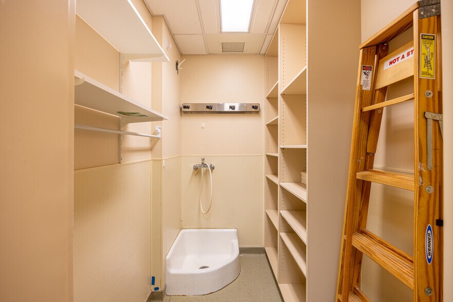 More Photos Of 811 Georgiana St, Port Angeles Medical For Sale