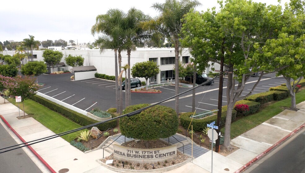 More Photos Of 711 W 17th St, Costa Mesa Flex For Lease