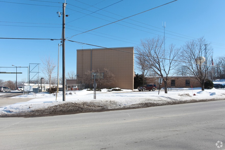 More Photos Of 5505 Cr-19, Shorewood Service For Sale