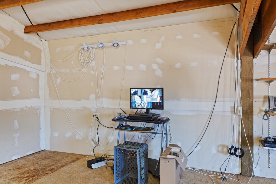 More Photos Of 100 N 7th St, Lakeside Showroom For Sale