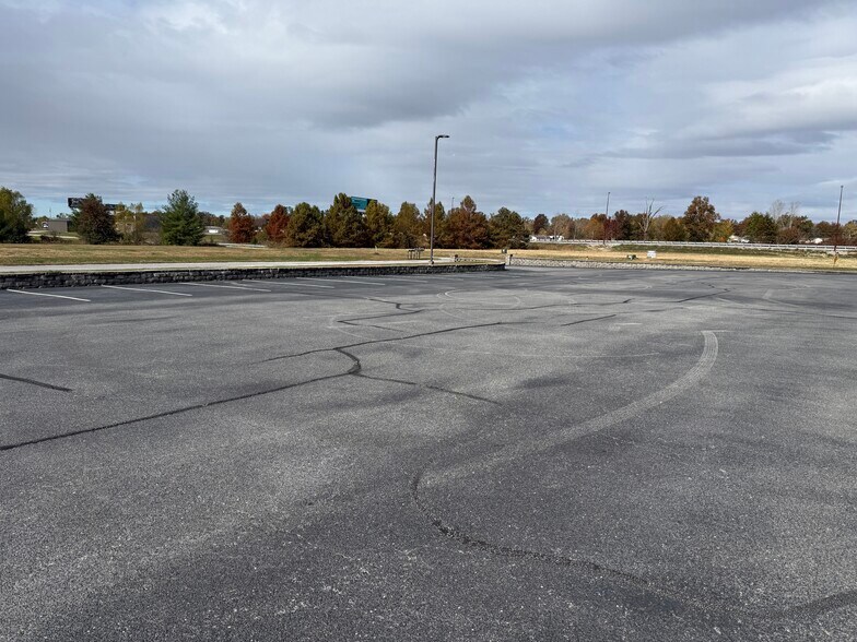 More Photos Of 1615 Landing Dr, Carterville General Retail For Sale