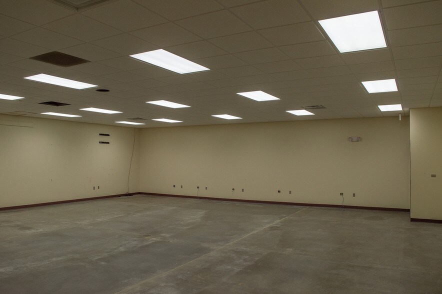 More Photos Of 2804 Arnold Ave, Salina Industrial For Lease