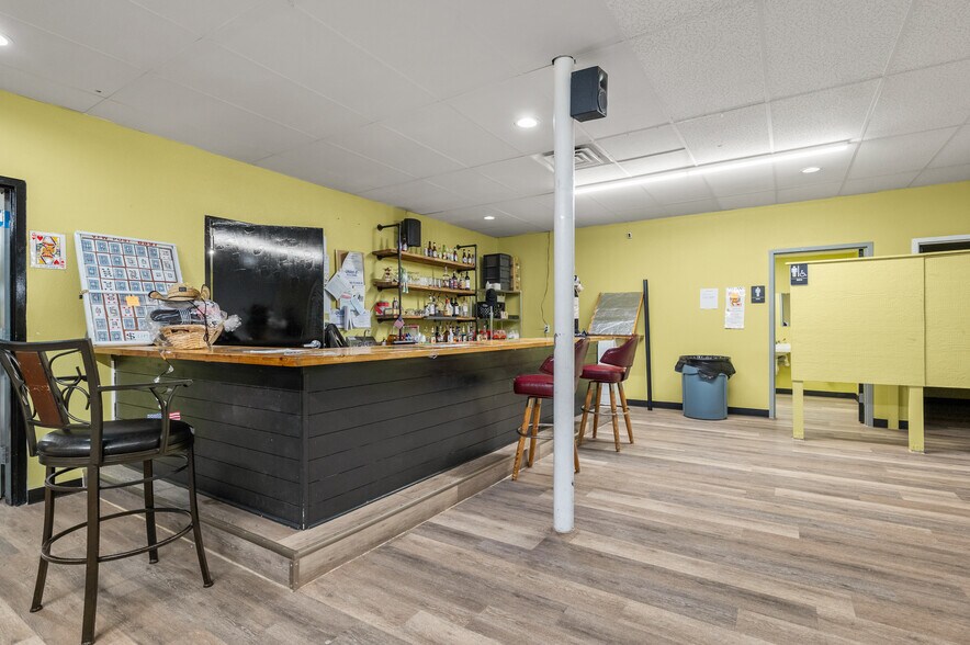 More Photos Of 2541 W Southcross Blvd, San Antonio General Retail For Lease