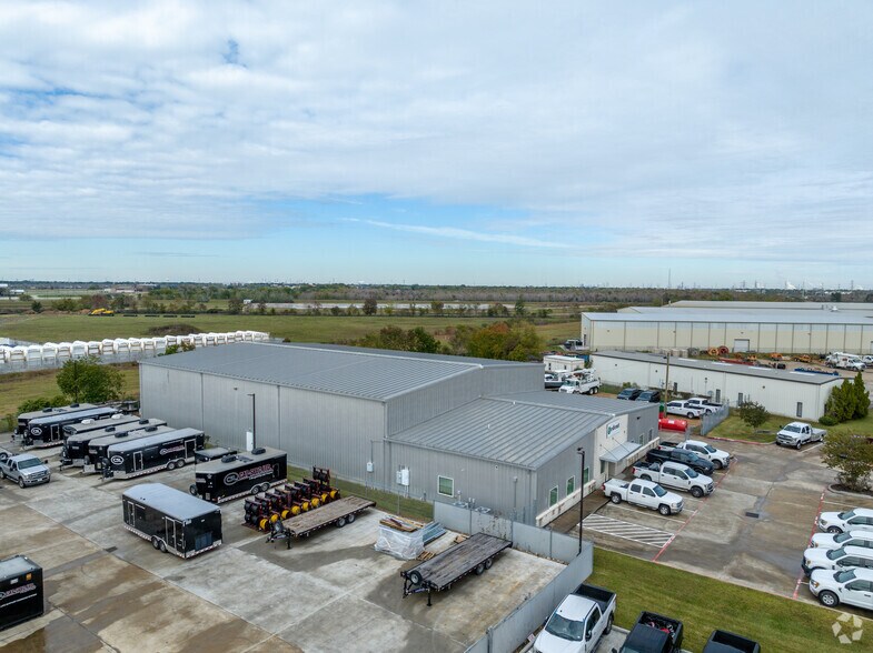 More Photos Of 8040 Leesa Ln, Pasadena Warehouse For Lease