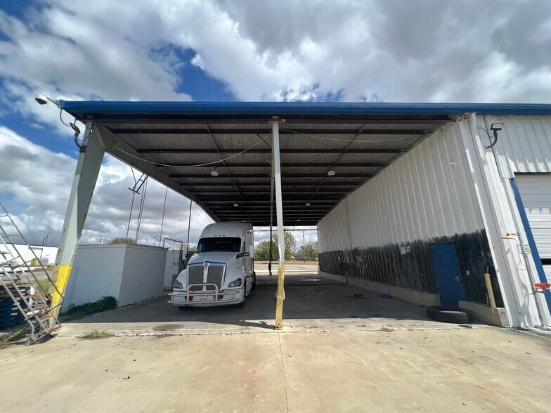 More Photos Of 7659 S US-281, Pleasanton Warehouse For Sale