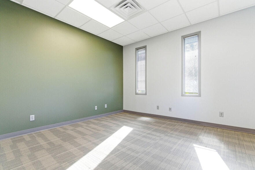 More Photos Of 13720 Aiken Rd, Louisville Warehouse For Lease