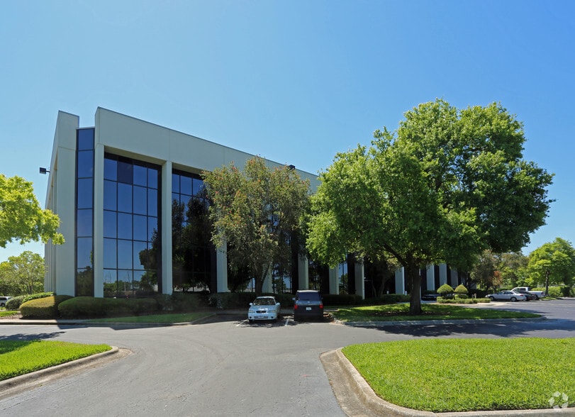 More Photos Of 877 Executive Center Dr W, Saint Petersburg Office For Lease
