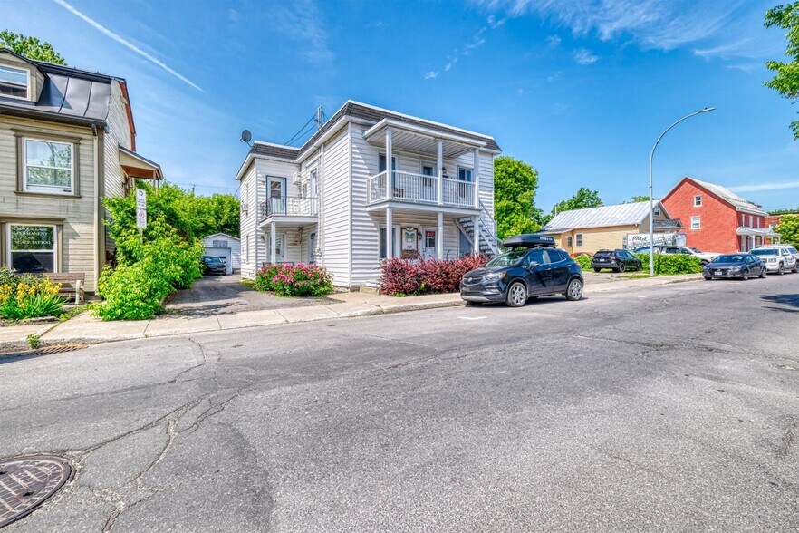 Primary Photo Of 34 Rue Saint-Joseph, Sainte-Thérèse Storefront Retail Residential For Sale