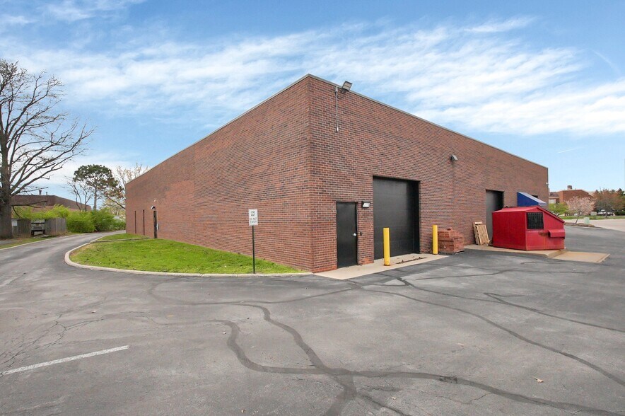 More Photos Of 1021 Checkrein Ave, Columbus Light Manufacturing For Sale