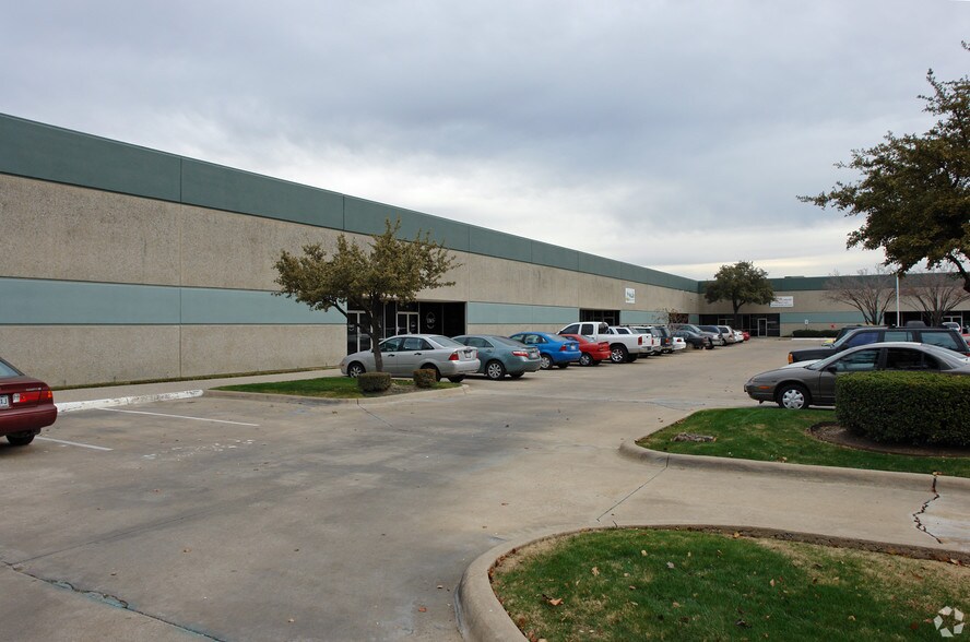 More Photos Of 11034 Shady Trl, Dallas Showroom For Lease