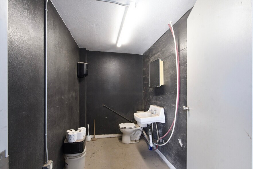 More Photos Of 300-305 S Grant Ave, Odessa Warehouse For Sale