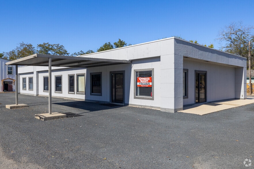 Primary Photo Of 505 W Hwy 90, Castroville Service Station For Lease