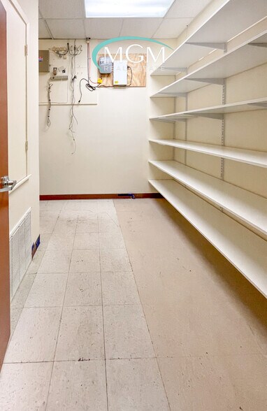 More Photos Of 1652 E Houston St, Beeville Healthcare For Lease