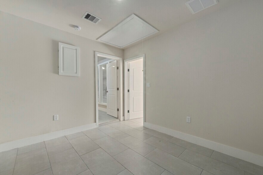 More Photos Of 15605 Woodforest Blvd, Channelview Office For Lease