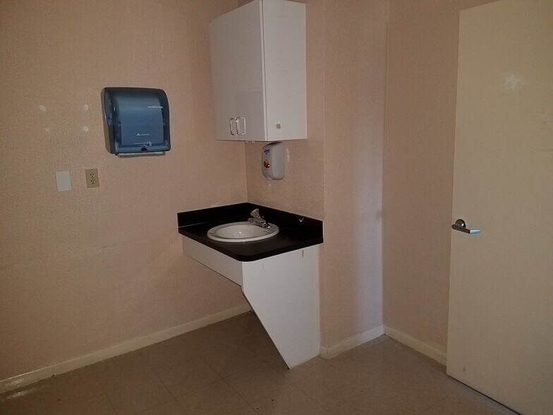 More Photos Of 2051 45th St, West Palm Beach Unknown For Lease