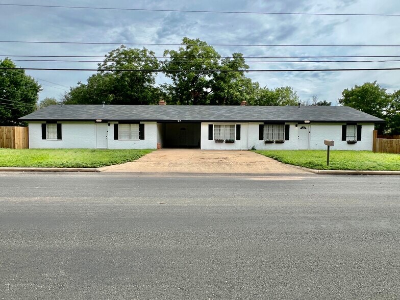 More Photos Of 902 E Highway St, Fredericksburg Specialty For Sale