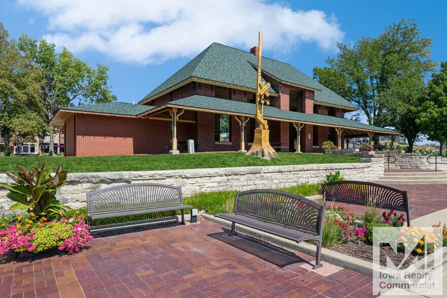 More Photos Of 1000-1030 7th Ave, Marion Freestanding For Lease