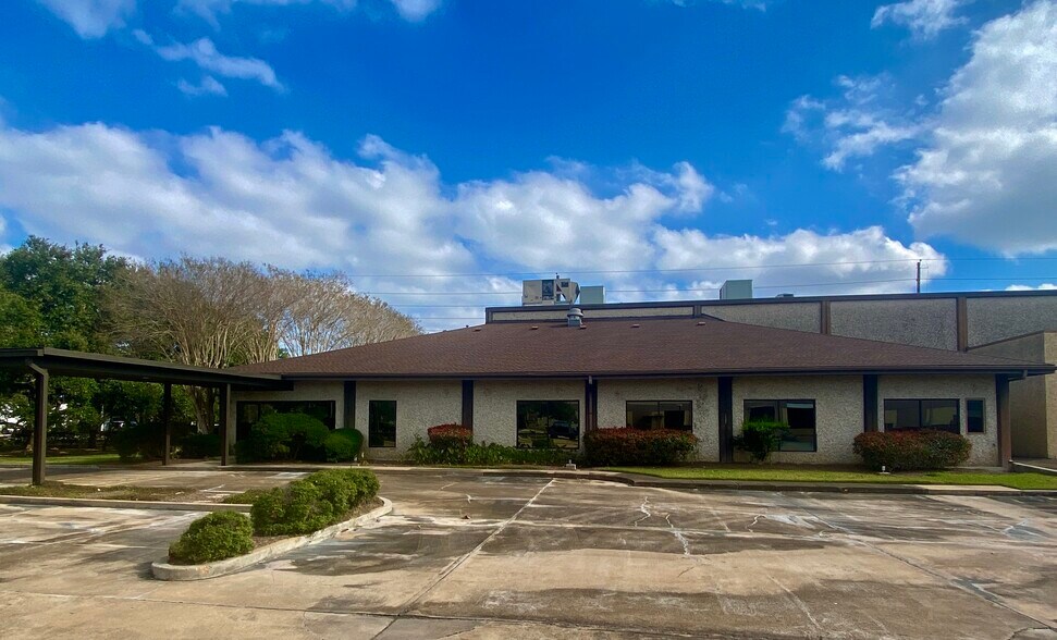More Photos Of 10450 Corporate Dr, Sugar Land Manufacturing For Sale