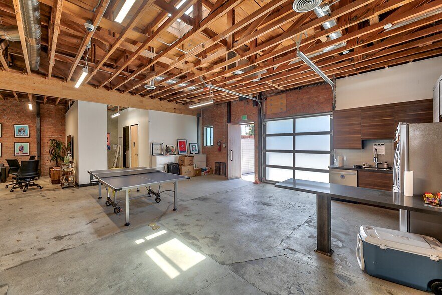 More Photos Of 4126 W Jefferson Blvd, Los Angeles Flex For Lease
