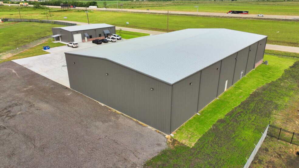 More Photos Of 8805 Industrial Parkway, Beaumont Warehouse For Lease