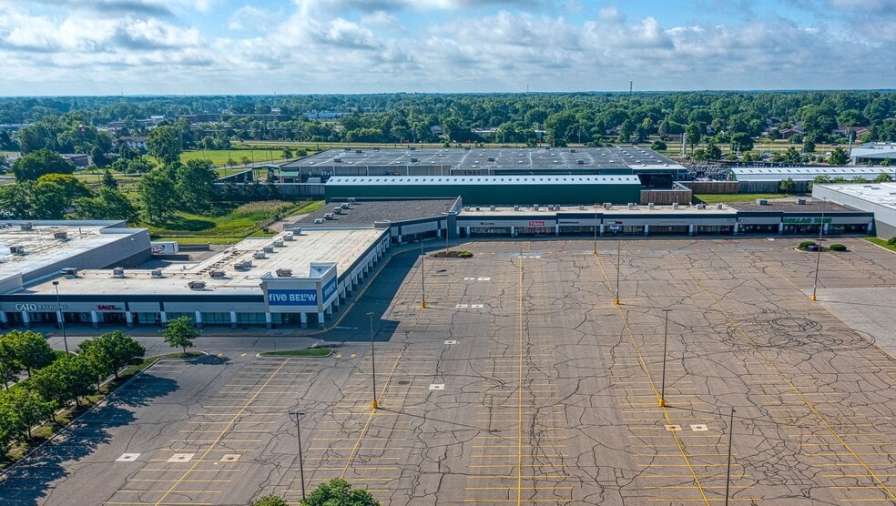 More Photos Of 438-462 E Edgewood Blvd & SEC American Rd & E Edgewood Blvd, Lansing Storefront For Lease