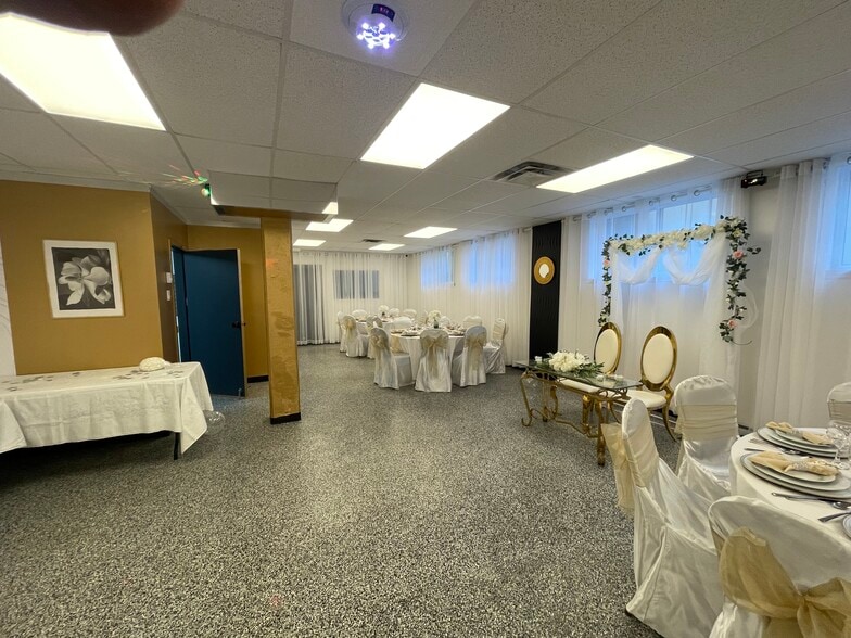 More Photos Of 3858-3870 Notre-Dame, Laval Office For Sale