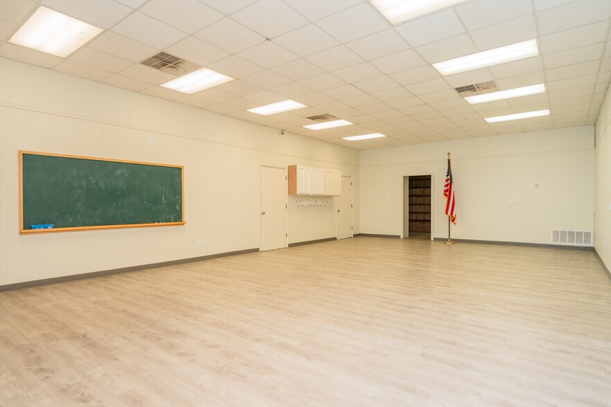 More Photos Of 1809 Alpine Rd, Longview Office For Sale