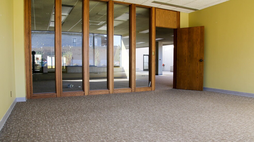 More Photos Of 501 15th St, Moline Office For Lease