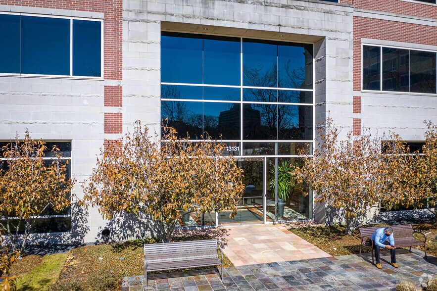 More Photos Of 13131 Dairy Ashford Rd, Sugar Land Office For Sale