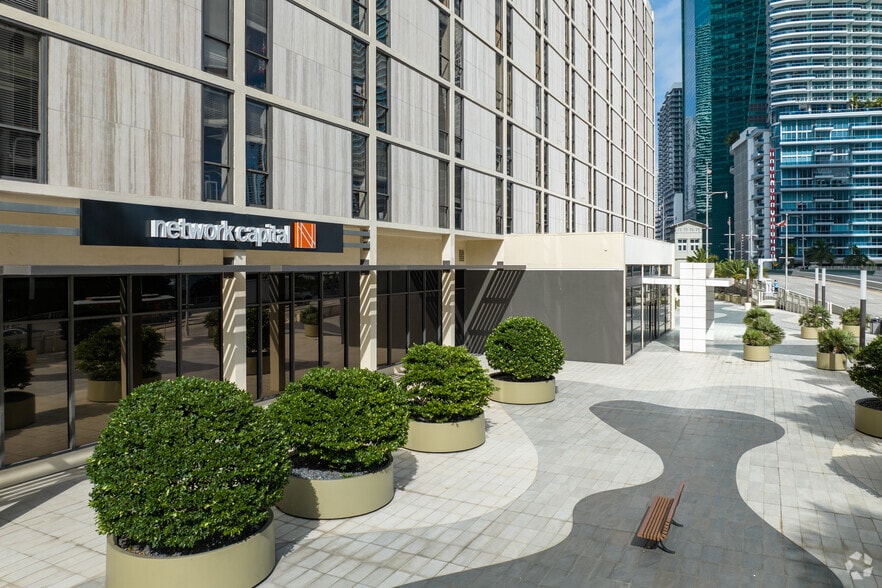 More Photos Of 444 Brickell Ave, Miami Office For Lease