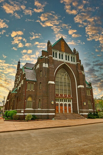 More Photos Of 400 NE Perry Ave, Peoria Theater Concert Hall For Sale