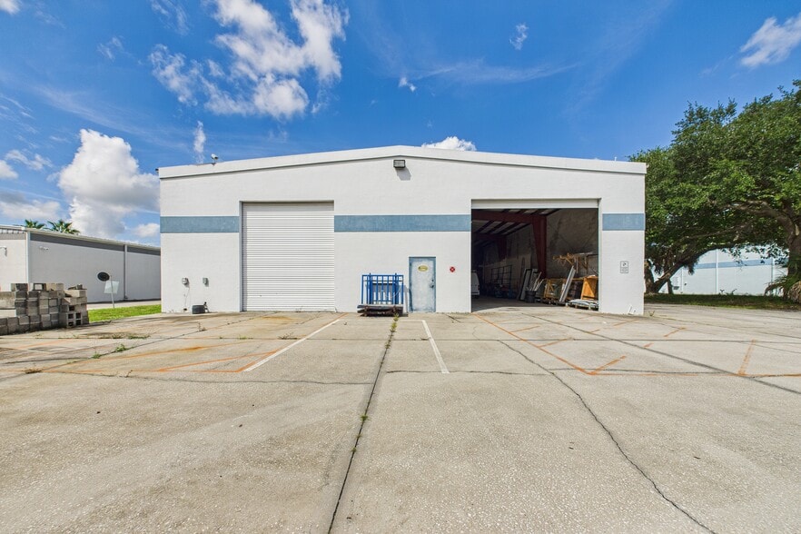 More Photos Of 385 East Dr, Melbourne Light Manufacturing For Lease