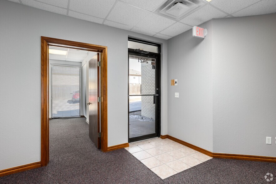 More Photos Of 2421 Wilcox Dr, Norman Office For Sale